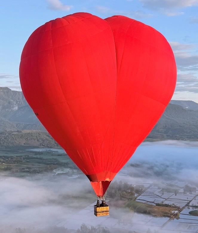 Balão vermelho em formato de coração