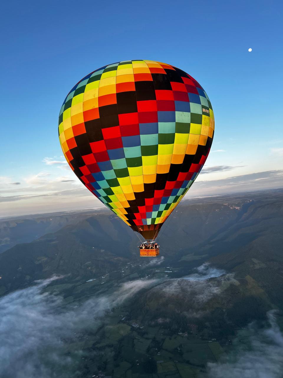 Balão colorido em voo sobre os canyons